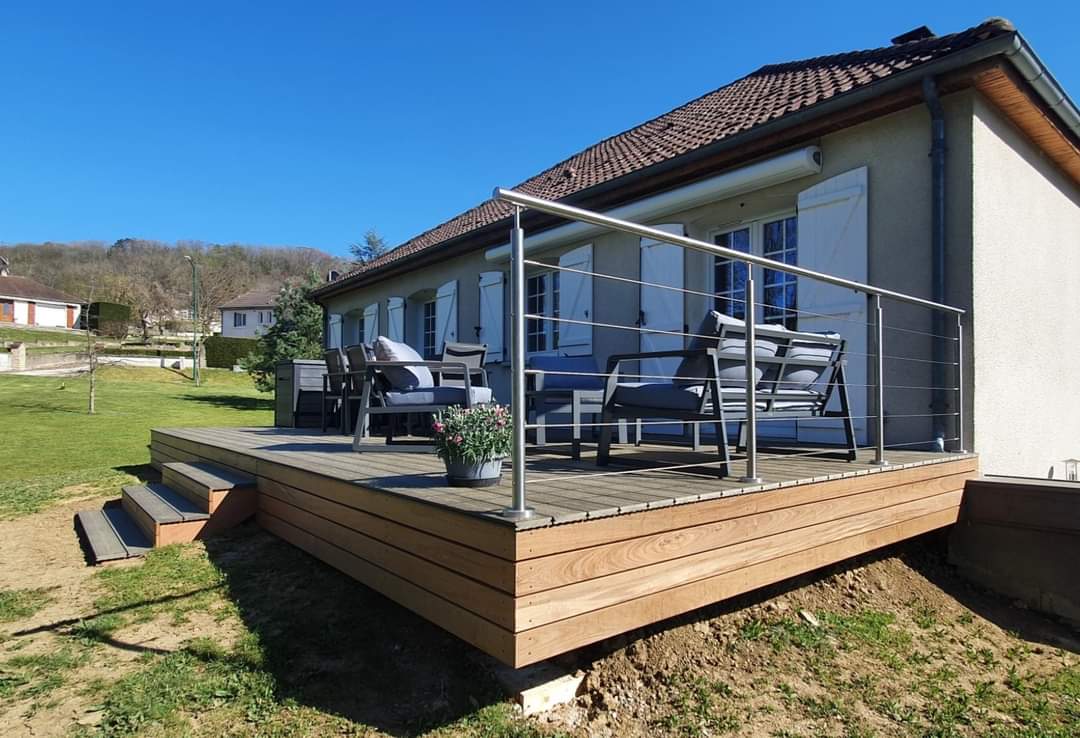 Terrasse bois surélevée avec garde-corps inox