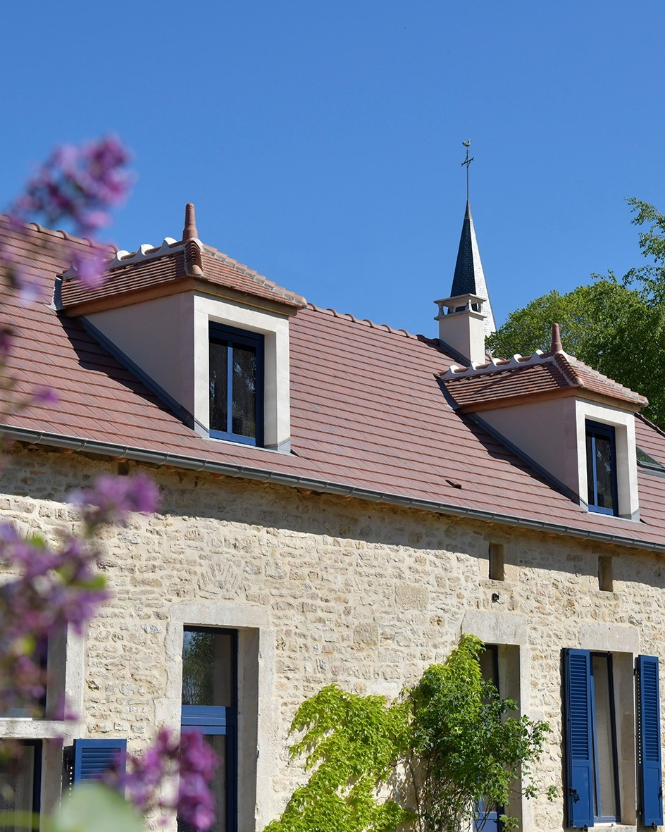 Toiture en tuiles avec lucarnes sur maison en pierre