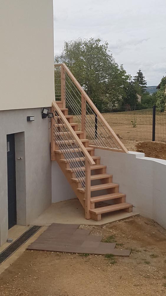 Escalier extérieur en bois