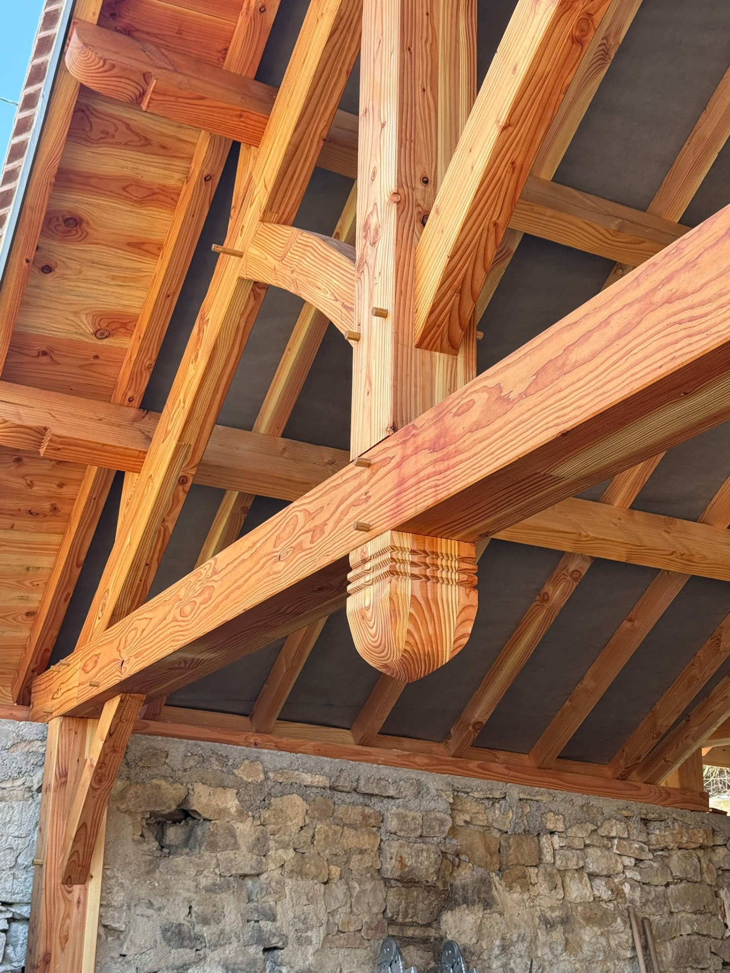 Charpente traditionnelle en douglas avec poinçon sculpté