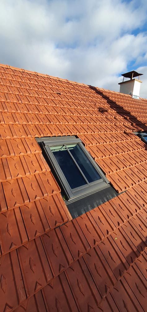 Fenêtre de toit posée sur tuiles