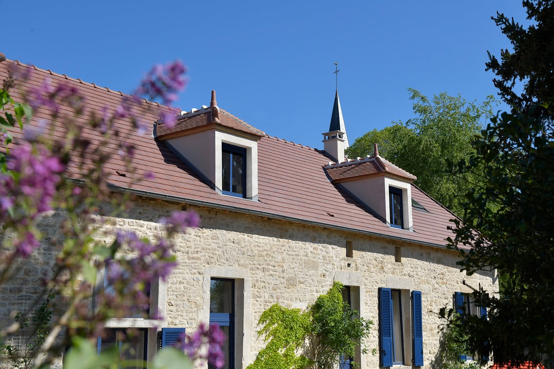 Maison en pierre rénovée avec charpente et couverture neuves