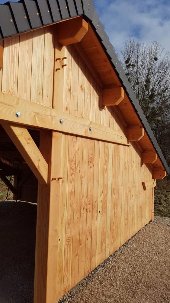 Pignon bardé en bois et charpente