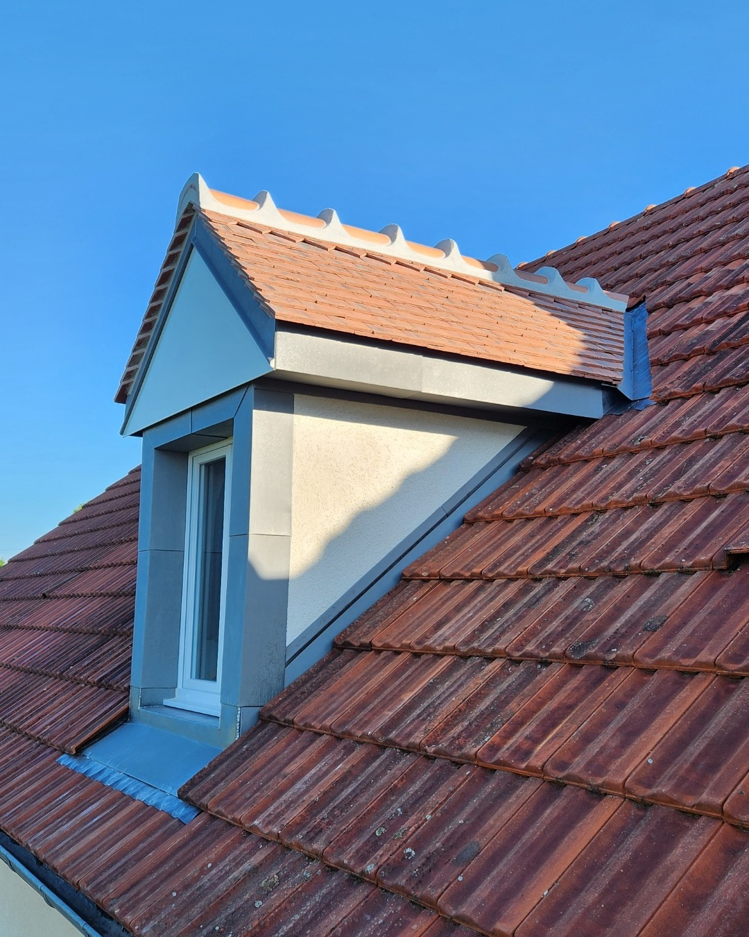 Lucarne en zinc sur toiture en tuiles